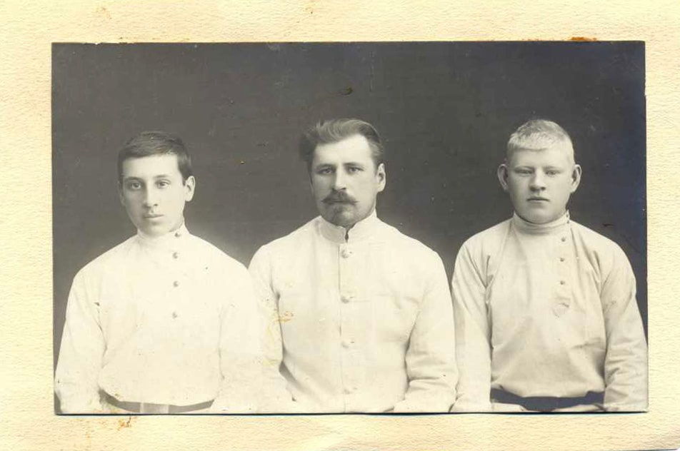 Неизвестный фотограф. Братья Жадины, слева направо: Константин, Борис, Алексей. Примерно 1903 г.
